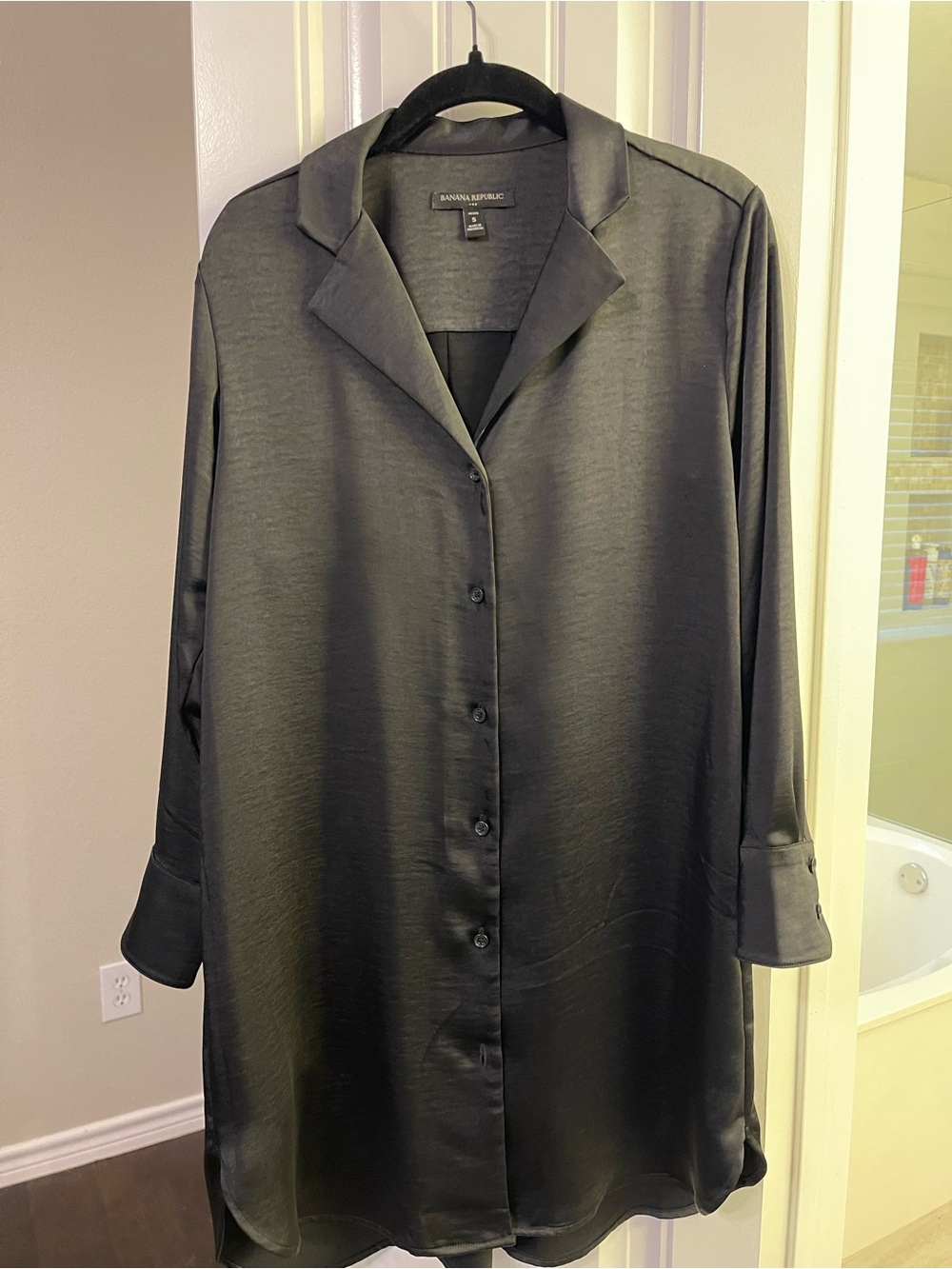 Banana Republic Women’s Black Satin Button-Down Tunic Shirt
